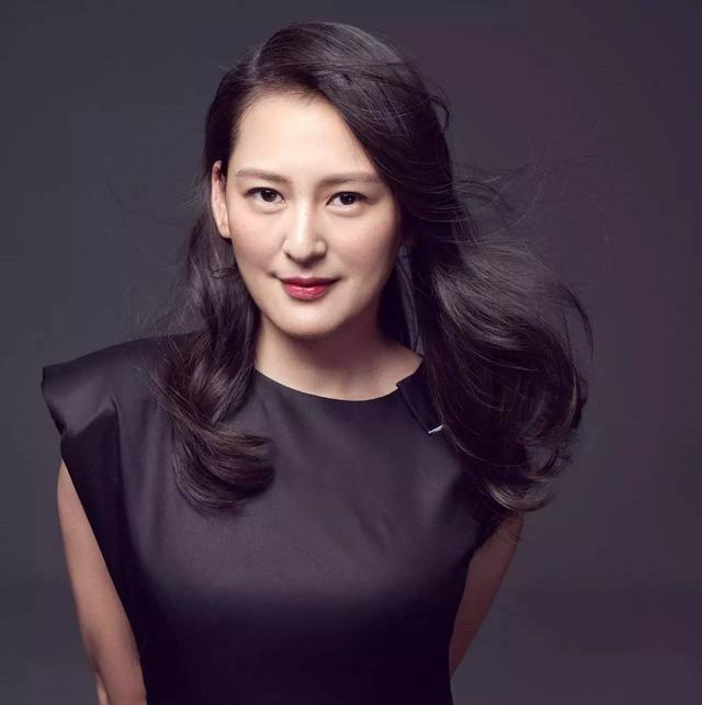 金牌制作人黄澜真美,无袖上衣配包臀裙秀身材,臀线太惊艳