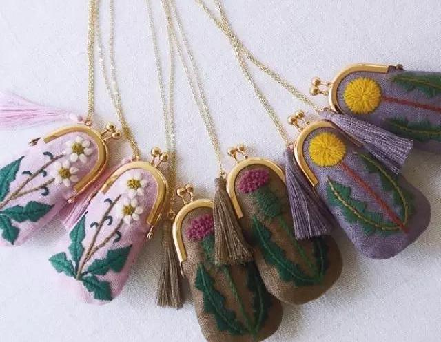 刺绣是件考验耐心的手工活针法缜密匀净配色自然素雅