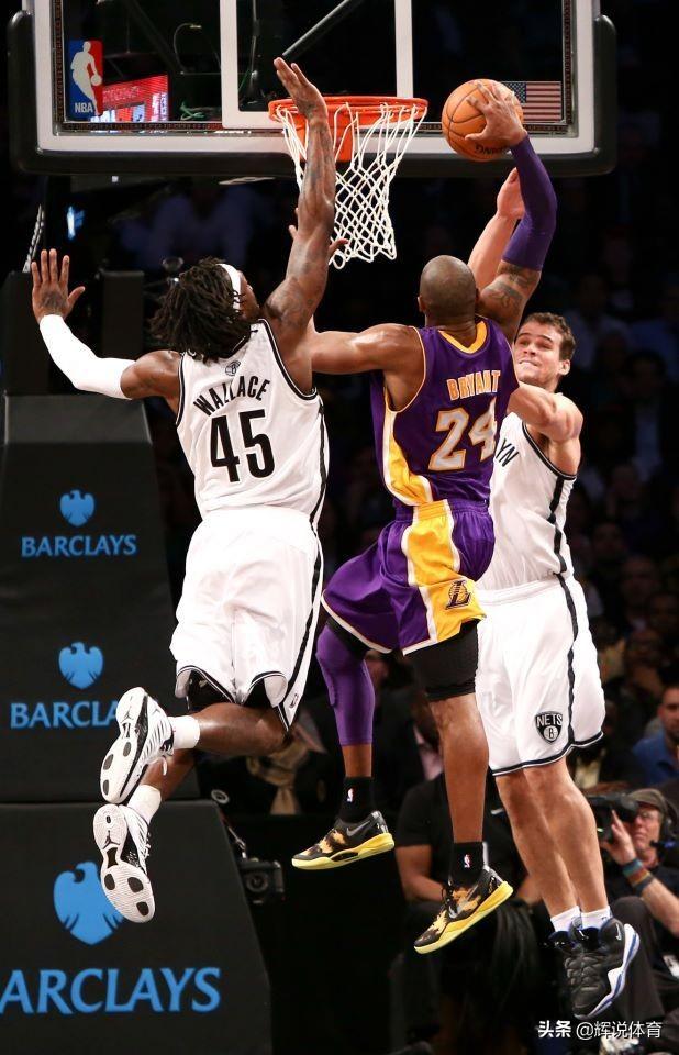 同样是12-13赛季,湖人队在客场对阵布鲁克林篮网队的比赛中,科比上演