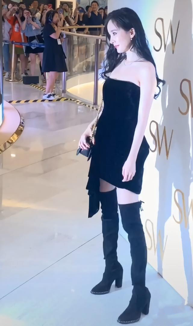 原创最近火了一种造型,叫"穿过膝靴秀腿",小个子女生都该安排上了