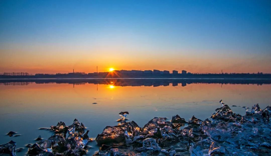 老哈河边的钻石河岸