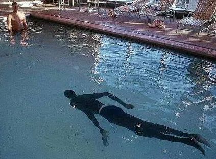 马努特.波尔身高2.31臂展2.59,这身材就是为了打篮球而生.