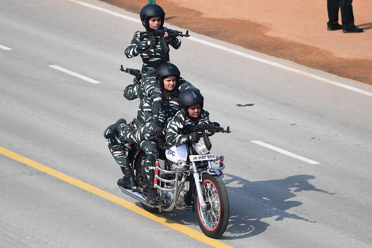 印度阅兵摩托车特技又出新花样全女兵车队上阵