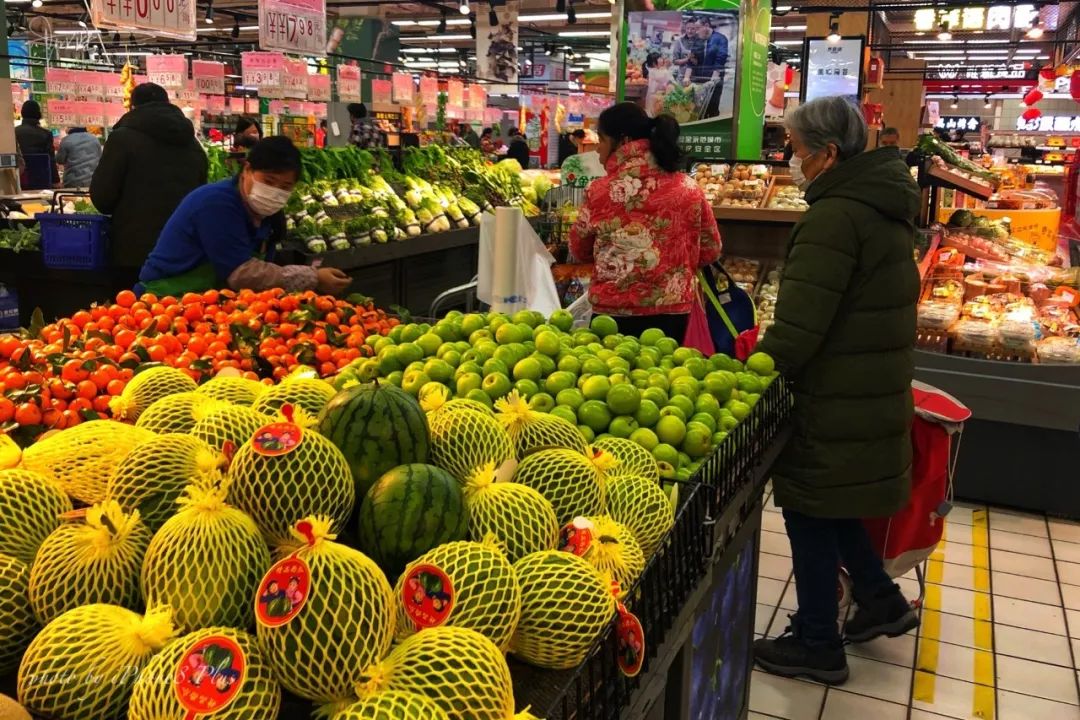 原创虽然杭州药店的口罩与酒精都已断货,超市却依然热闹