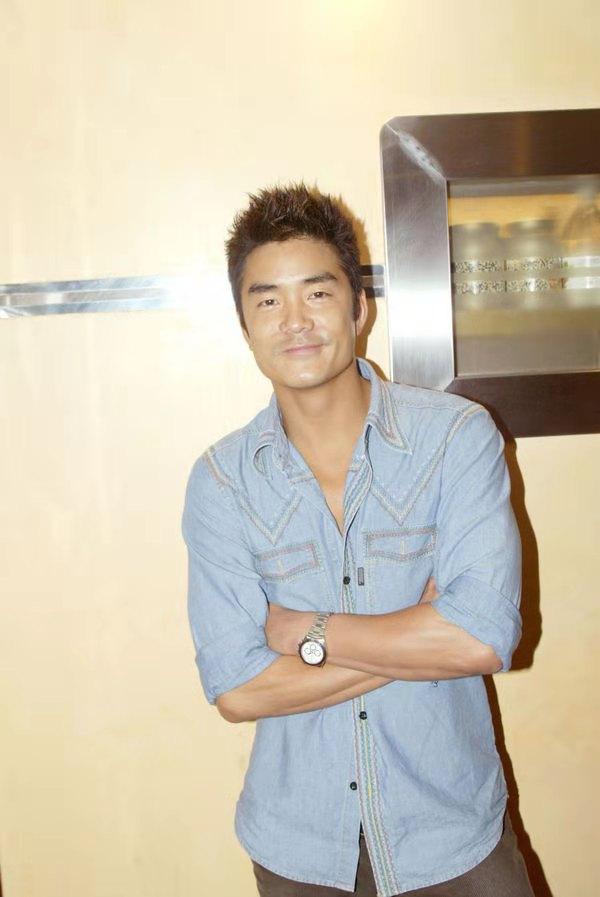 "香港首席男模"50岁仍肌肉在线 曾与关之琳四年姐弟恋不被看好_黄家诺