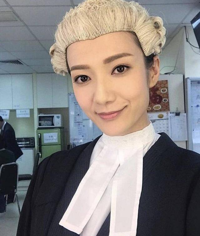 王君馨之前在《是咁的,法官阁下》中首次担正女一,她也坦言她在剧中