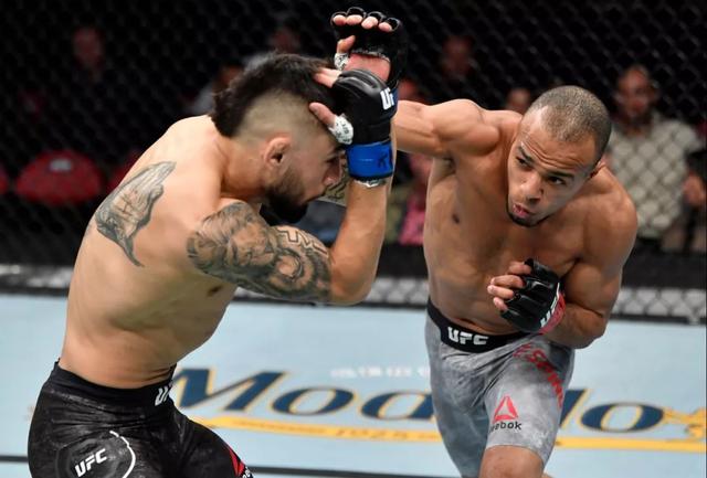 剃刀封喉布雷兹tko多斯桑托斯豪取三连胜