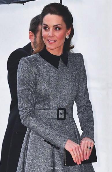 这不是凯特第一次穿这件灰色外套,catherine walker是凯特已故婆婆