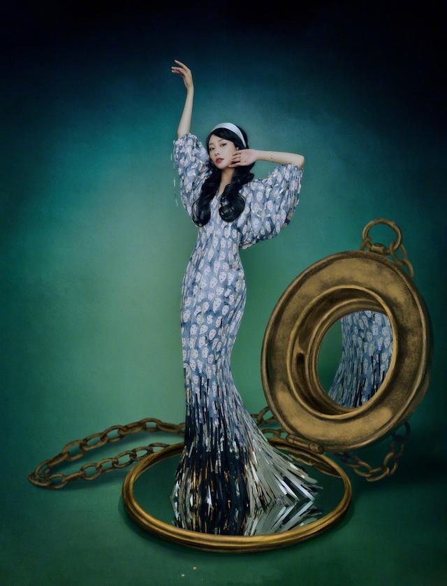 李纯成百变女郎复古发带配大波浪化身绝美民国名媛