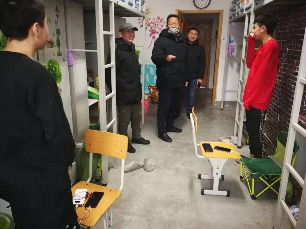 武汉市东湖中学,为在校新疆学生,筑起防疫墙