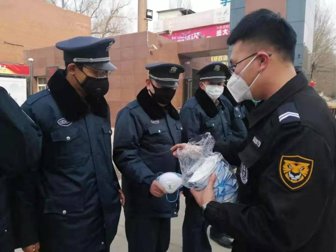 向奋战在疫情防控一线的保安员致敬