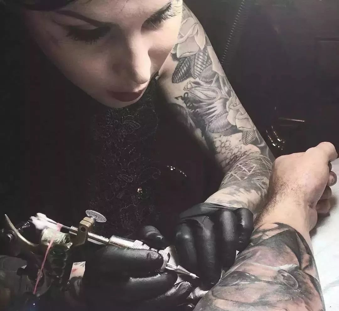 男纹身师给女生纹身图片