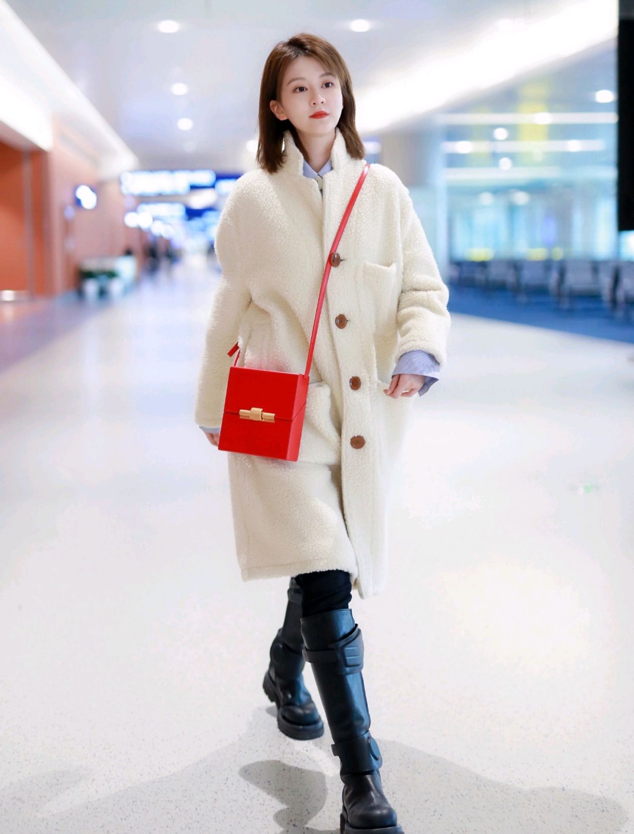 乔欣是乖乖女的形象吗身穿羊羔毛外套配黑色长靴霸气十足