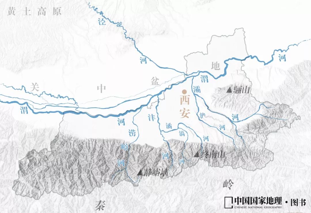 于中部的东西走向的巨大山脉,西起甘肃省以迭山与昆仑山脉分界