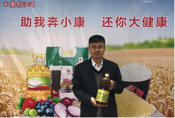 韩月峰在黑龙江媒体上推介东兴村笨榨豆油在豆油厂