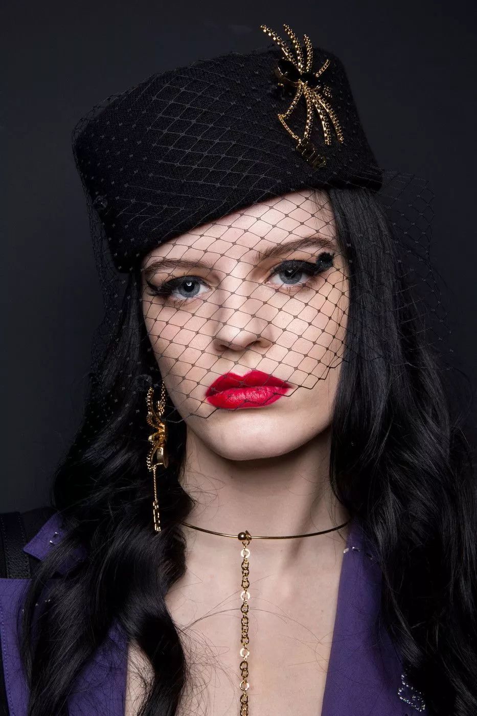 高饱和的墨黑色眼影(b),闪金色单色眼影(c)