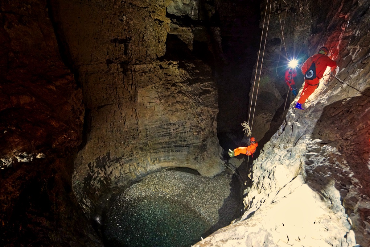 原创洞穴探险考察进入不见天日的蝙蝠洞蝙蝠其实是一直在躲避人类