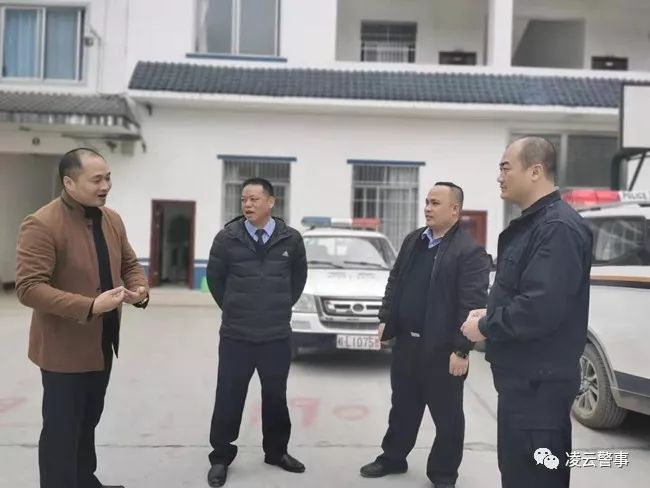 凌云县公安局局长陆勤奋到泗城派出所督导疫情防控工作交巡警工作专班