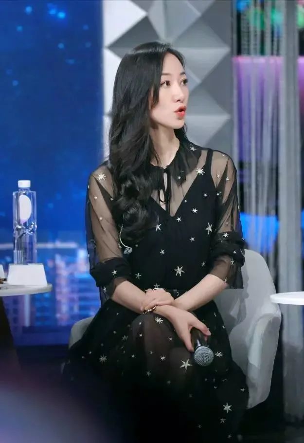 韩雪透视长裙亮相背全程挺直仪态佳好气质就是这么来的