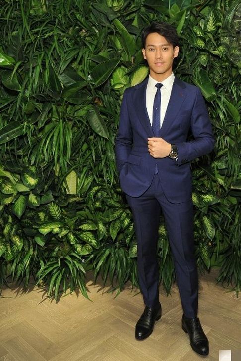 赵雅芝终于不携老公走机场换上小儿子黄恺杰才是真正帅男靓女