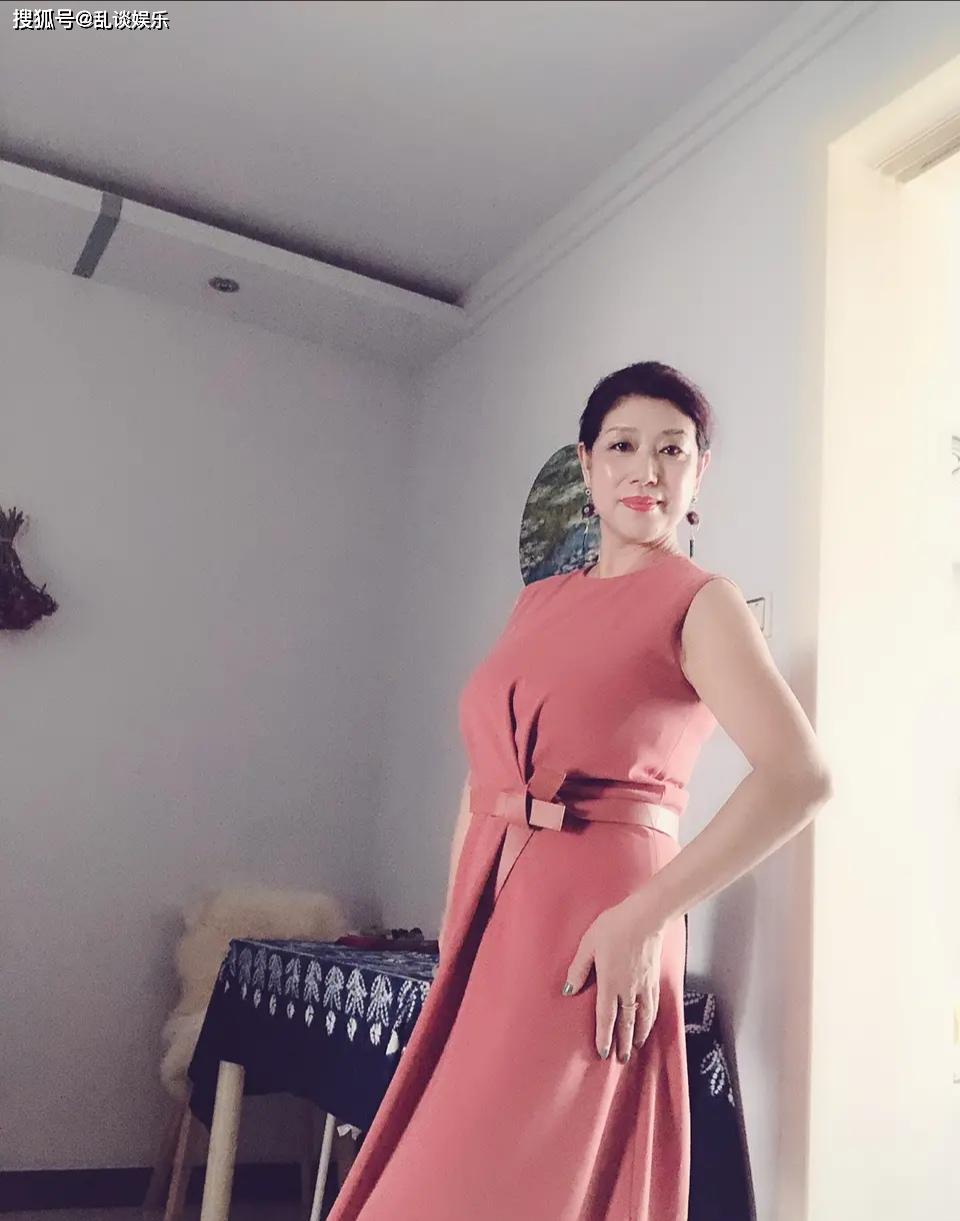 50多岁的大姐,还拥有这般气质,真是不多见