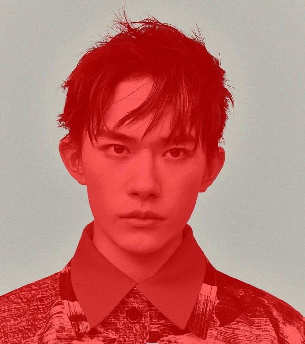 原创易烊千玺三月随刊画册中挑战磨砂皮肤,不料让唇形成了最夺目之处