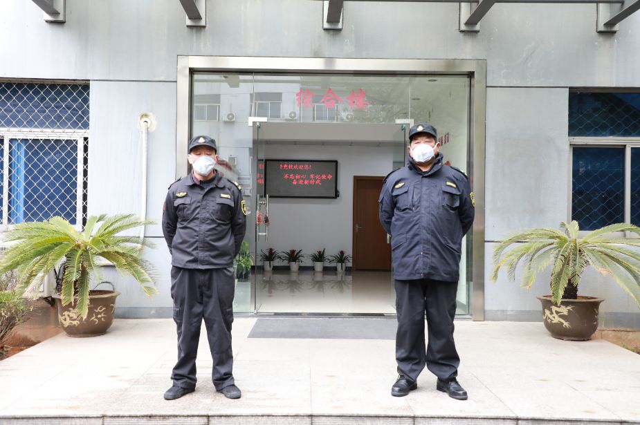 向奋战在疫情防控一线的保安员致敬