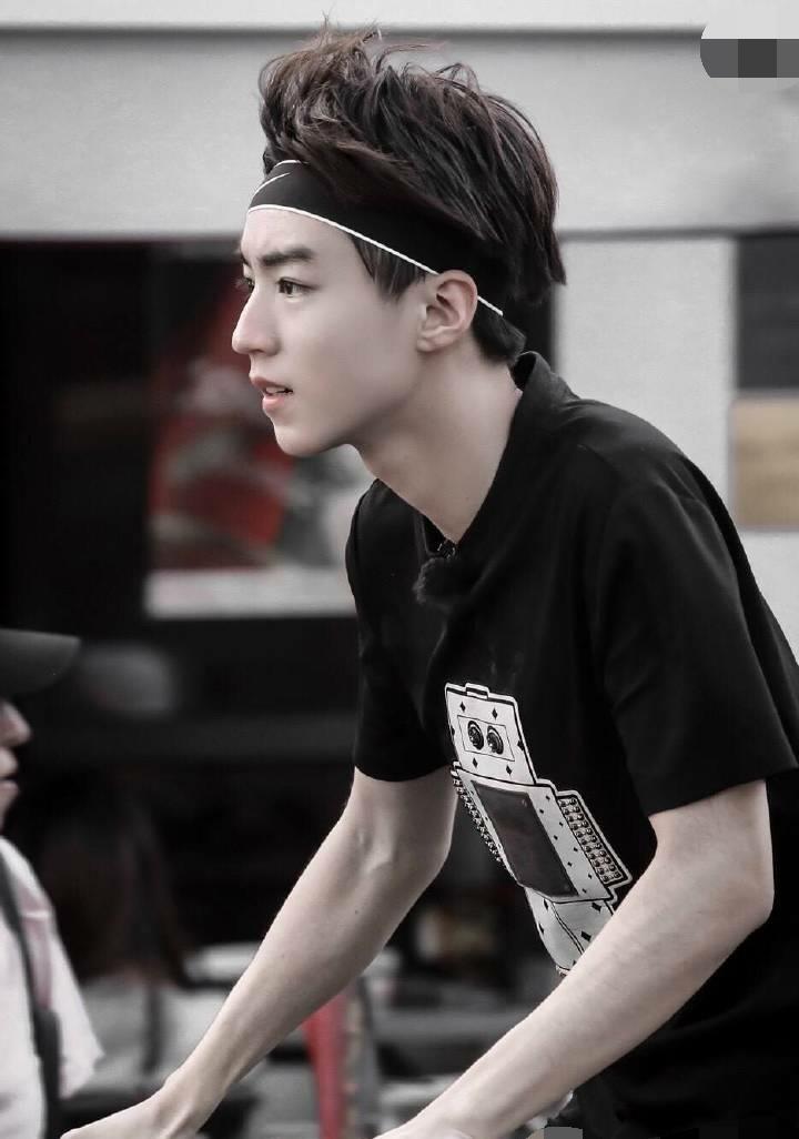 原创《749局》最新合影中王俊凯站在女生旁边笑得超开心,粉丝心碎