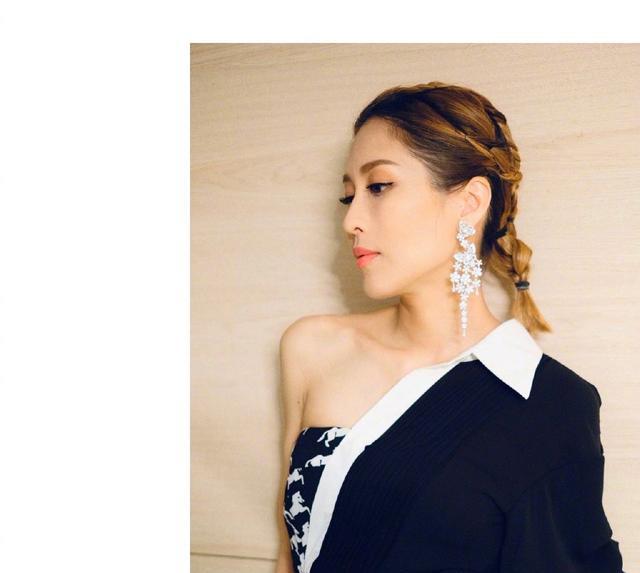 原创陈敏之发自拍美图一身拼接装优雅大气配华丽耳饰贵气十足