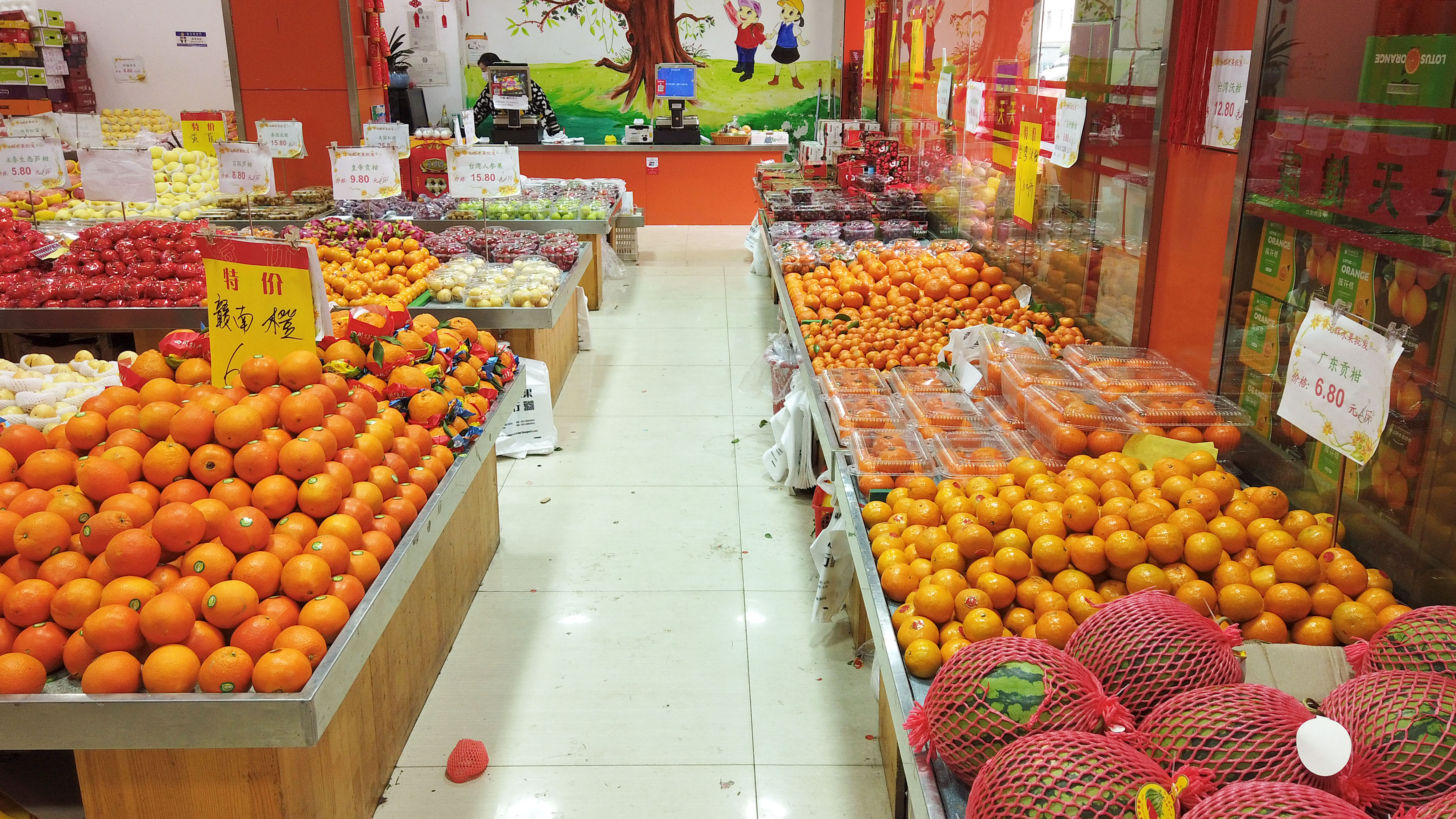 街边水果店内各类时令水果摆满了货架