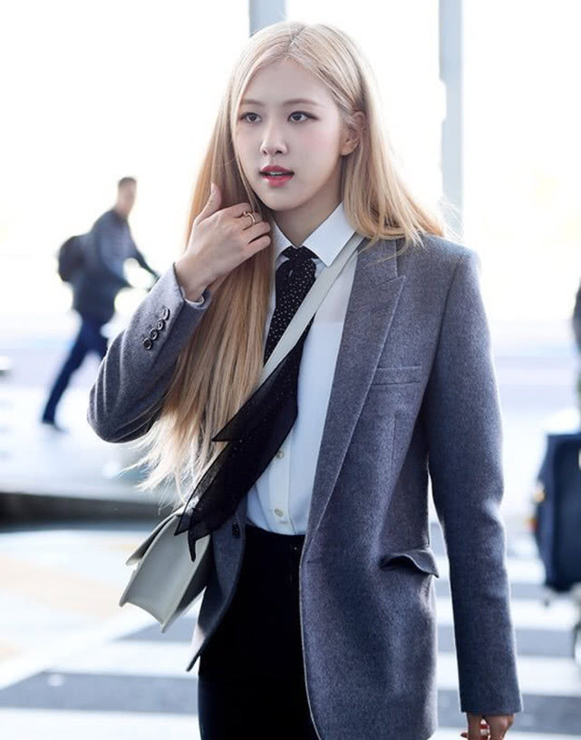 原创朴彩英现身巴黎机场,身着西装干练又帅气,像极了别人家的学姐