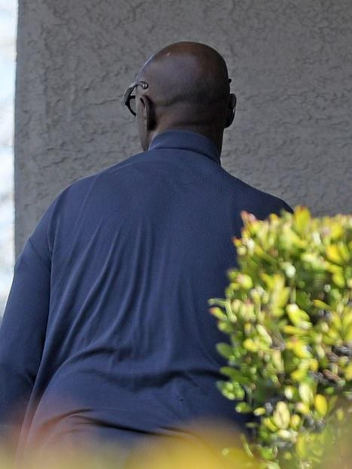 科比65岁父亲露面身形佝偻拒绝谈丧子之痛