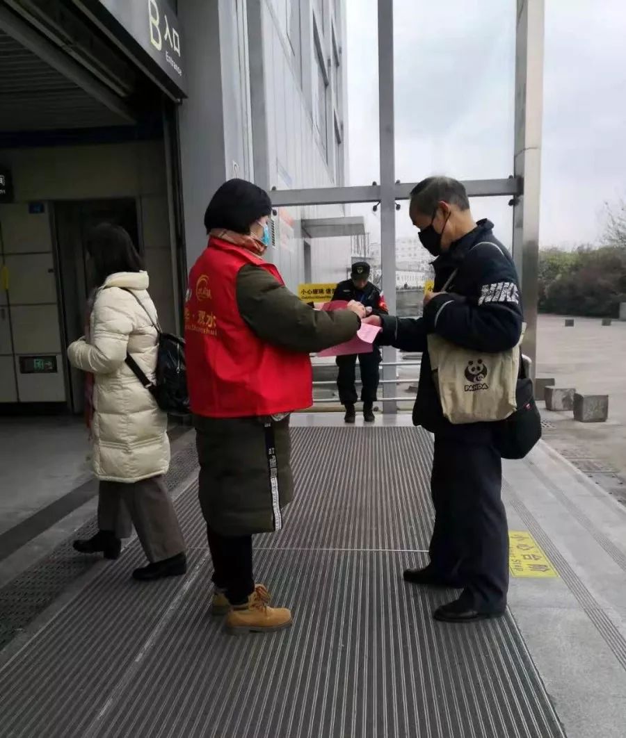 暖人心丨为抵御疫情辖区居民送来500只口罩