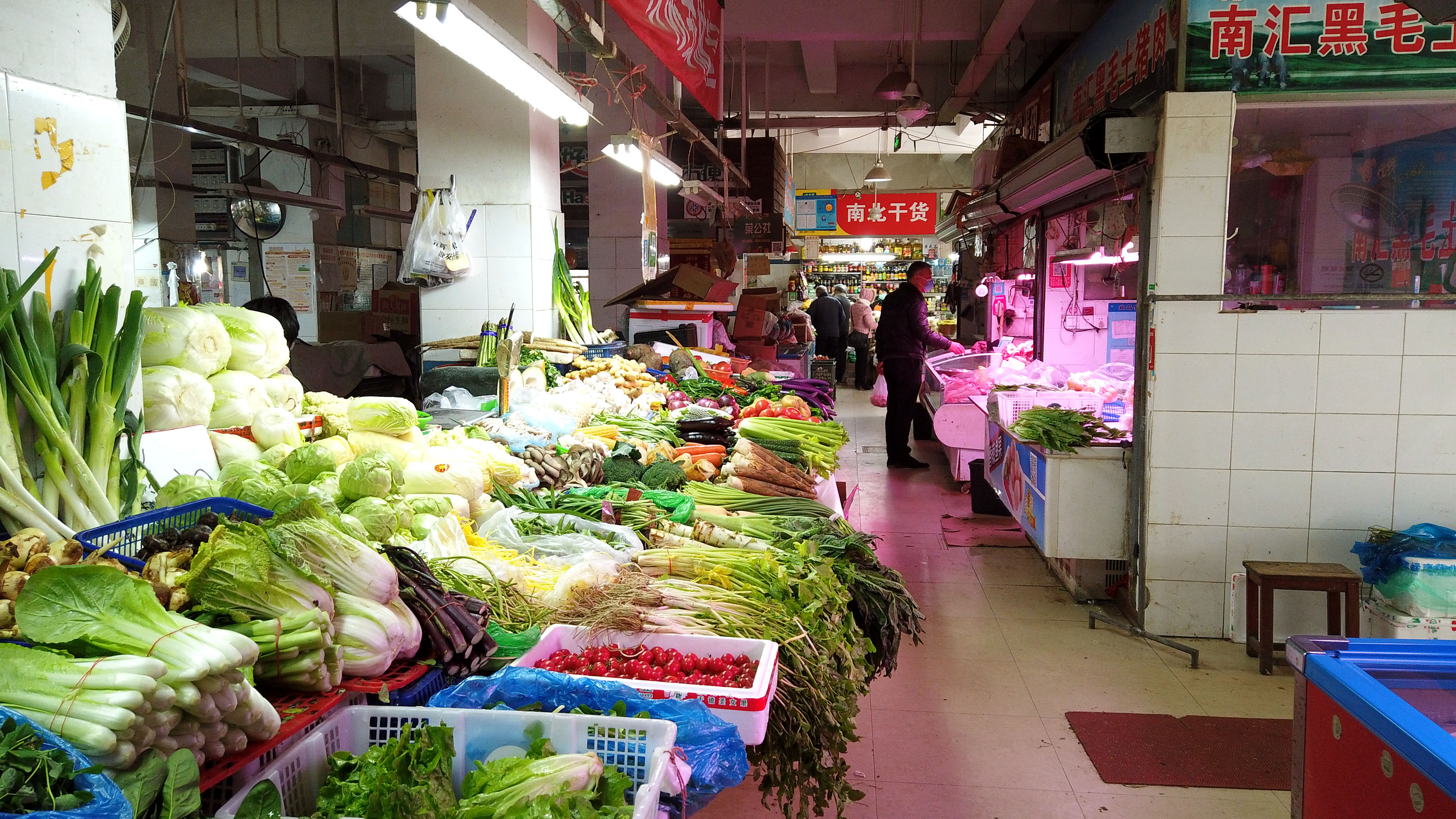 菜场内时令蔬菜供应充足,价格平稳