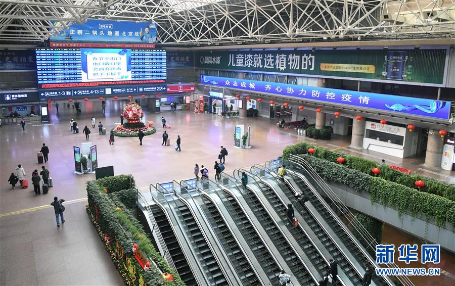 1/ 12 1月28日,在北京西站进站口,工作人员通过红外测温仪对进站旅客