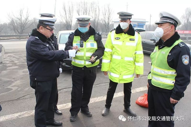 怀仁市公安局交通管理大队大队长王福忠检查春节安保并慰问一线交警