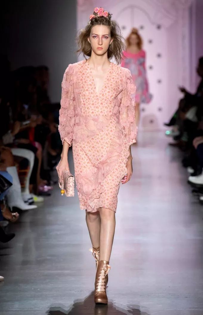 2020被粉色圈粉了怎么穿都不腻