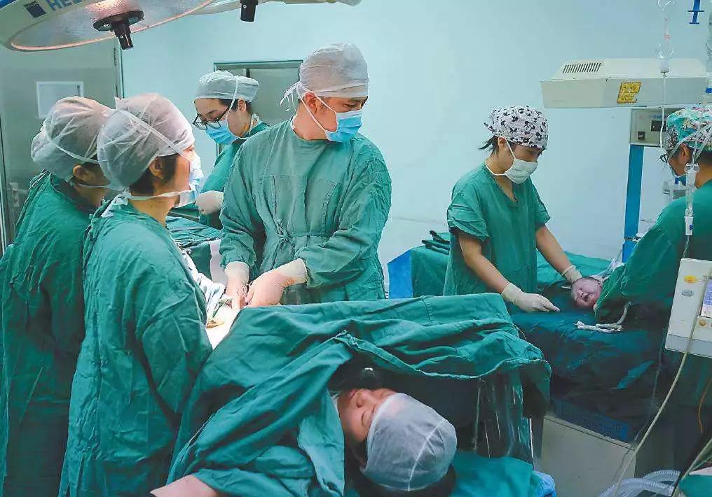 顺产时"被侧切,产妇家属找上医生,遭怒怼:医院不差这点钱