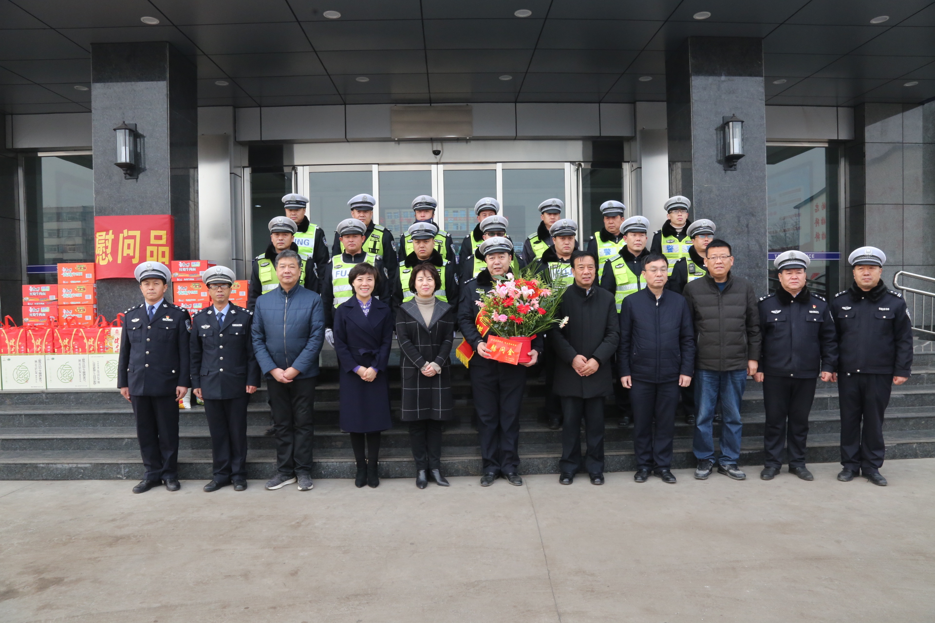 霍州市领导看望慰问一线执勤公安交管民辅警