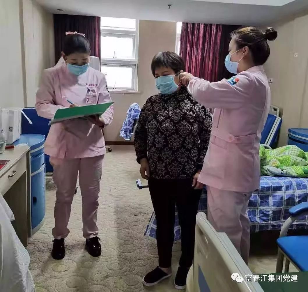 当疫情发生后,集团下属杭州富阳富春江曜阳老年医院的医生护士坚守