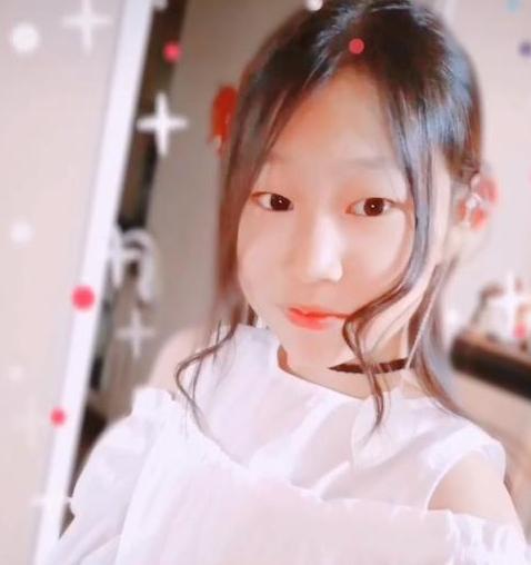 小沈阳14岁女儿发视频皮肤白皙还多才多艺颇有丑小鸭逆袭之势