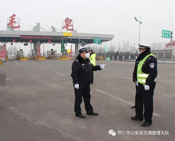 怀仁市公安局交通管理大队大队长王福忠检查春节安保并慰问一线交警