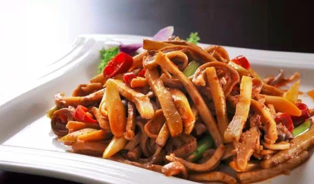 食材:酸笋100克,煮好猪肚500克,盐5克,生抽5克,白糖5克,老抽5克,蒜蓉