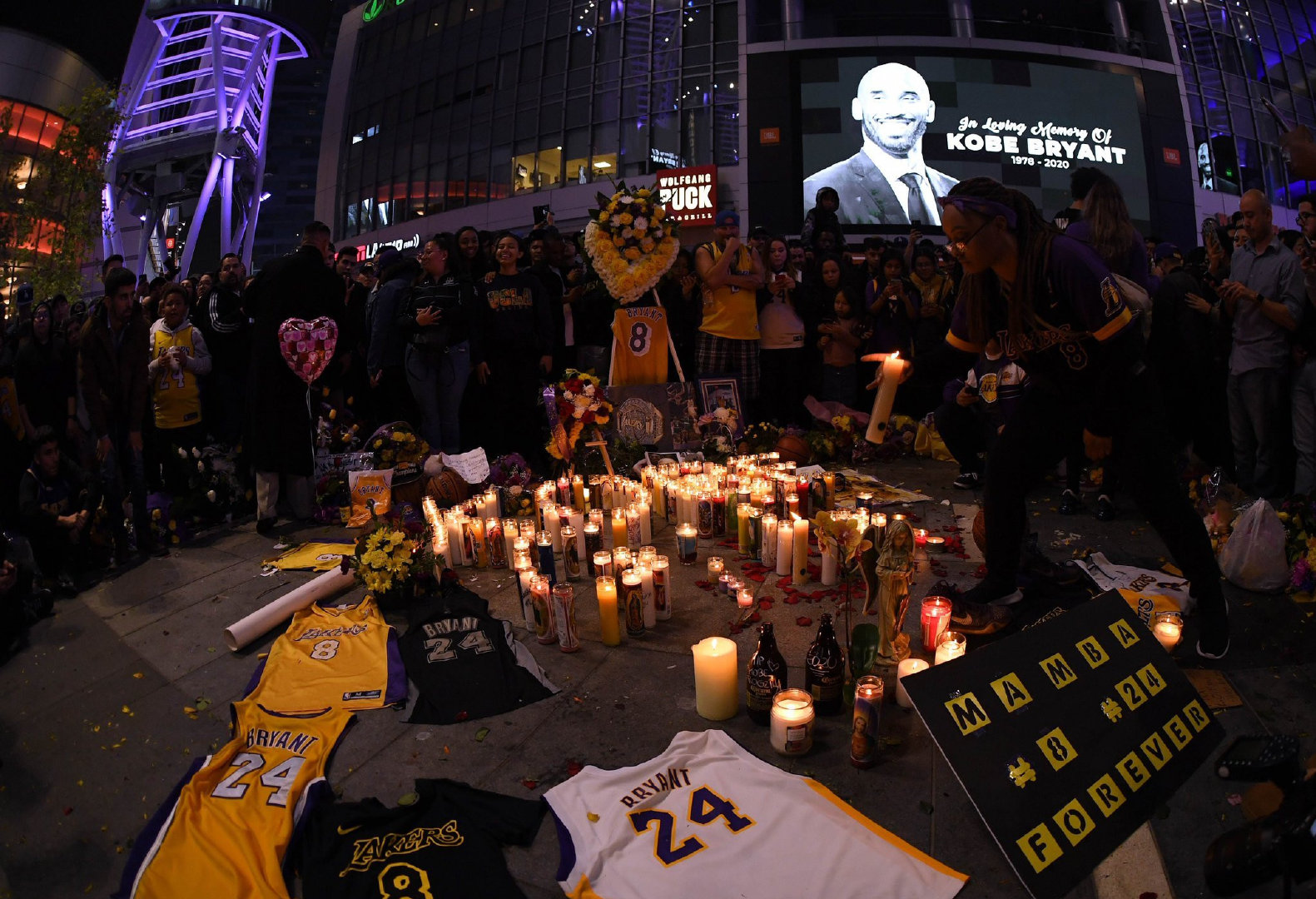 对科比发表悼念,甚至nba的比赛都为悼念科比进行了不同的仪式,比如说