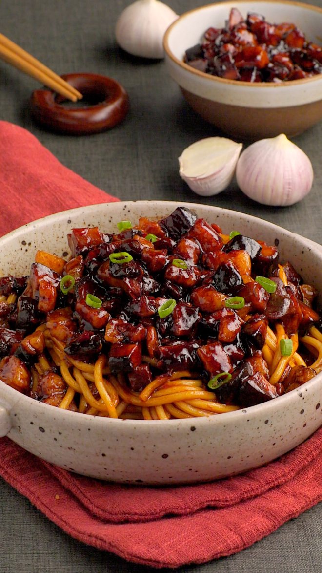 不能出门在家吃点什么简单的?送您香菇肉酱面,简单美味营养