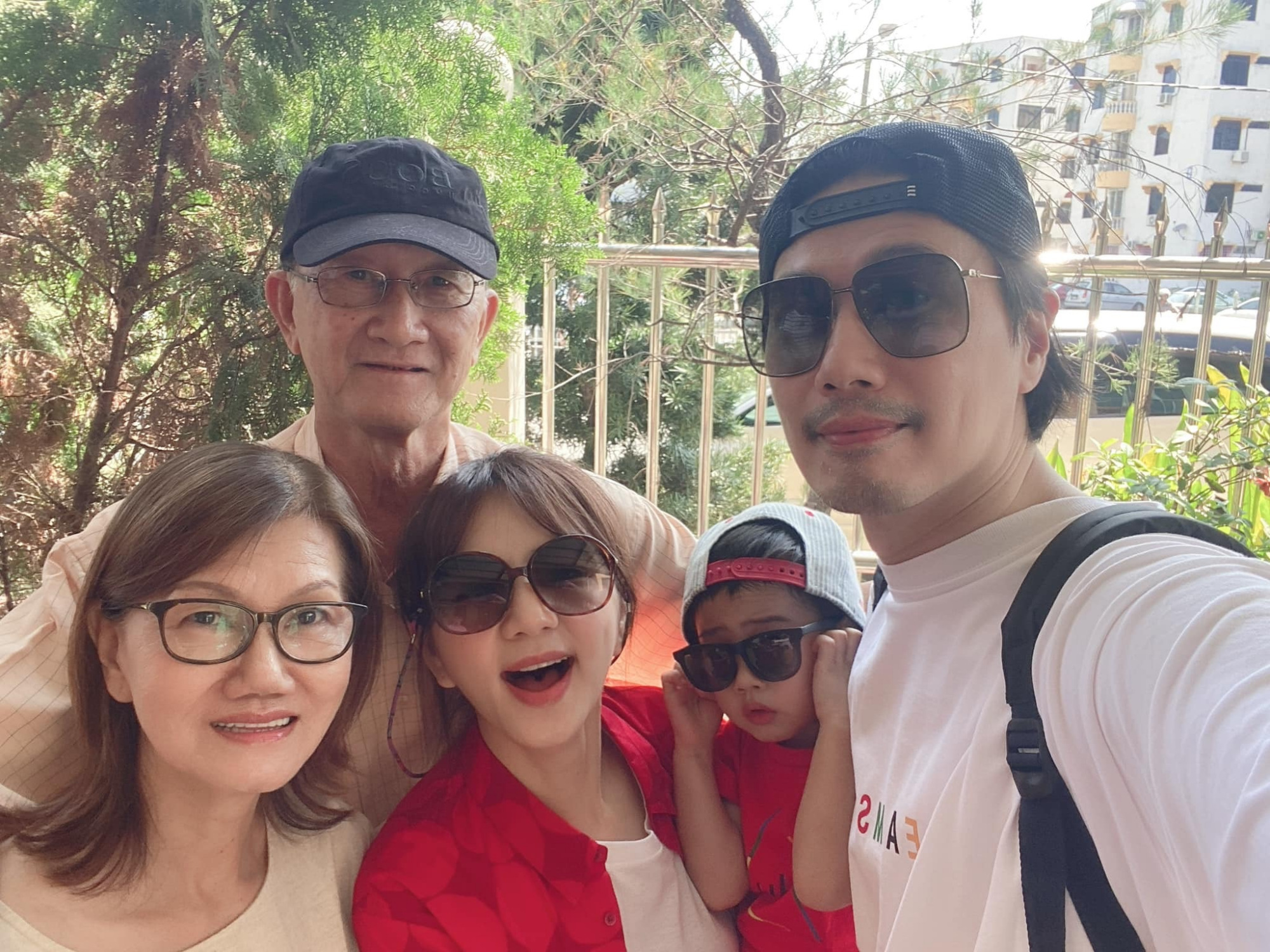 ella带儿子到公婆家过年,穿着随意简约晒幸福,齐睡地铺很随性