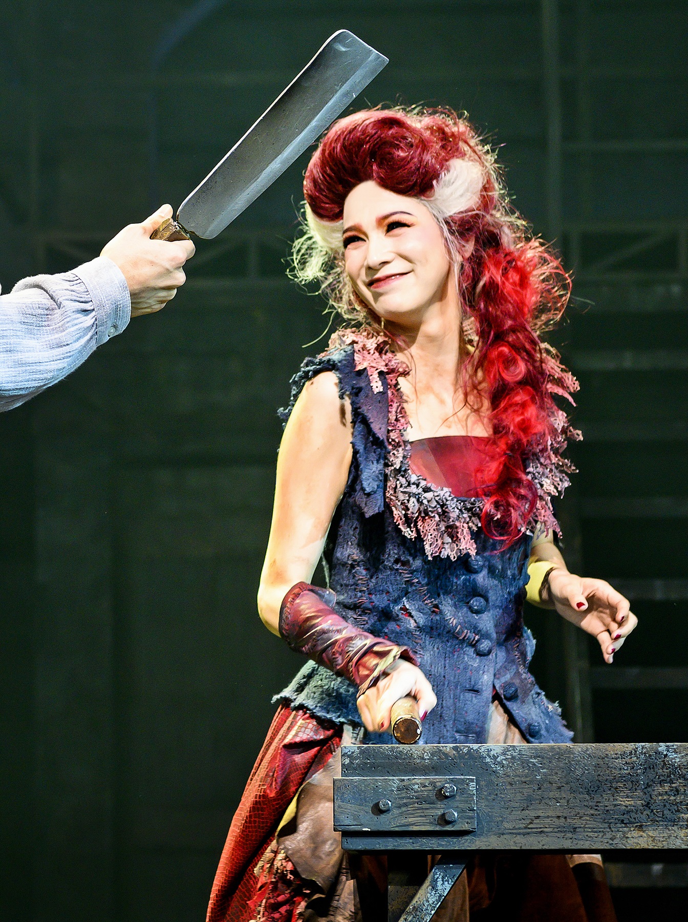 剧《sweeny todd》中华丽变身,成为名副其实的"音乐剧女王"_lovett