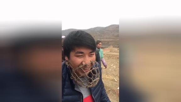 哈哈哈哈给他戴了个驴嚼子是因为话多吗