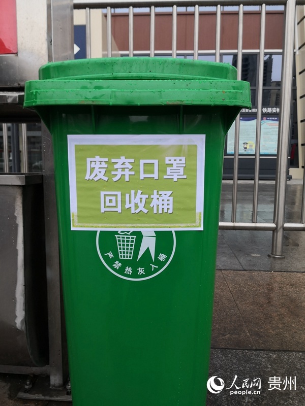 城区的主干道,市场,广场,车站以及医院周边对废弃口罩收集桶进行投放