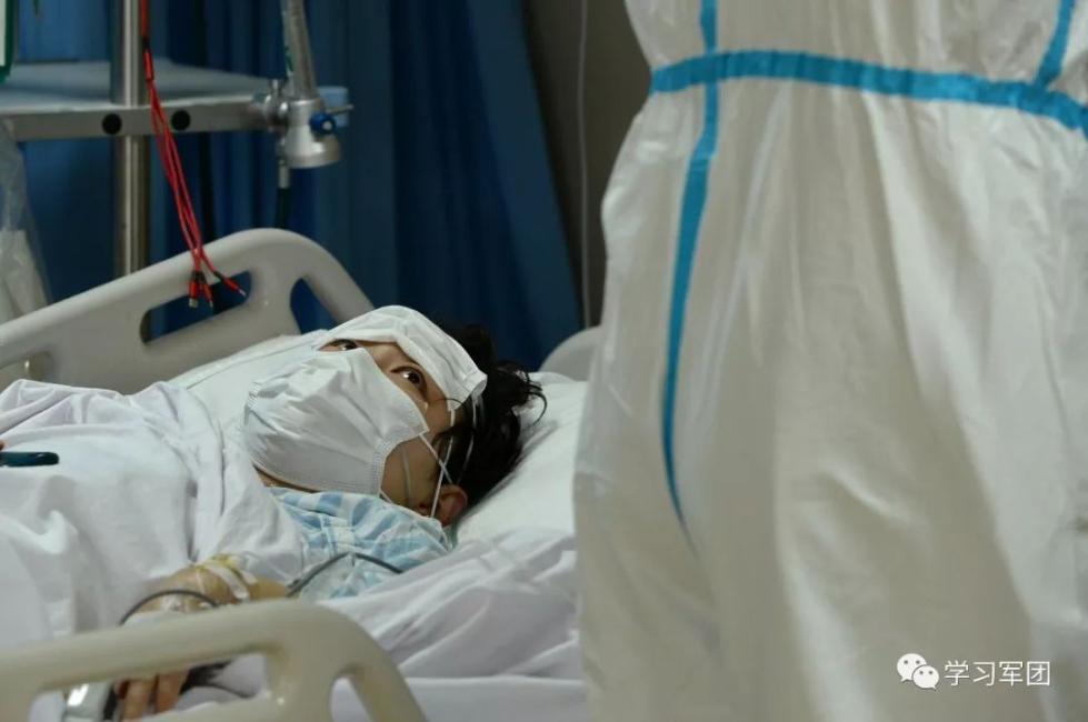 重症监护室里那些医护人员奋战的画面